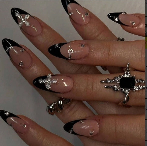 Kunstnagelset mit luxuriösem französischem Design und strahlenden Akzenten Karnz