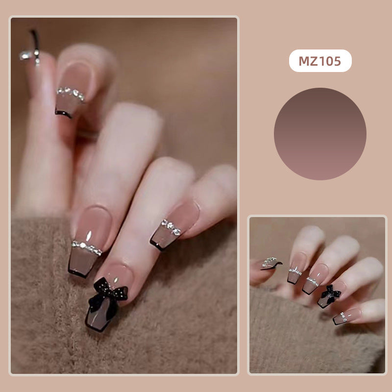 Elegantes Nageldesign mit Schleifen- und Strassdetails Karnz