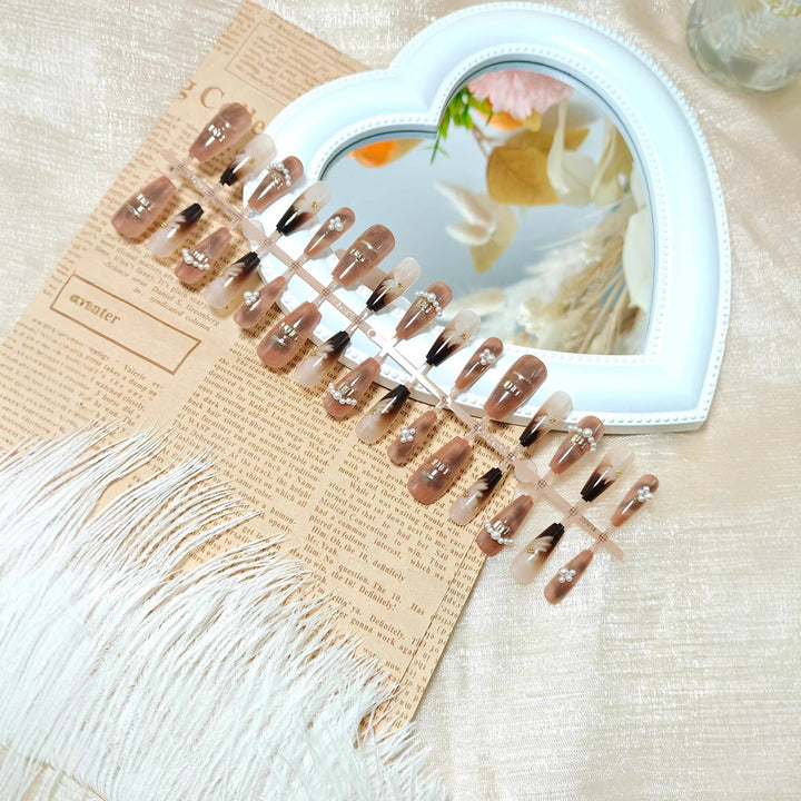 Kunstnagel Set mit Elegantem Farbverlauf und Perlverzierten Akzenten Karnz