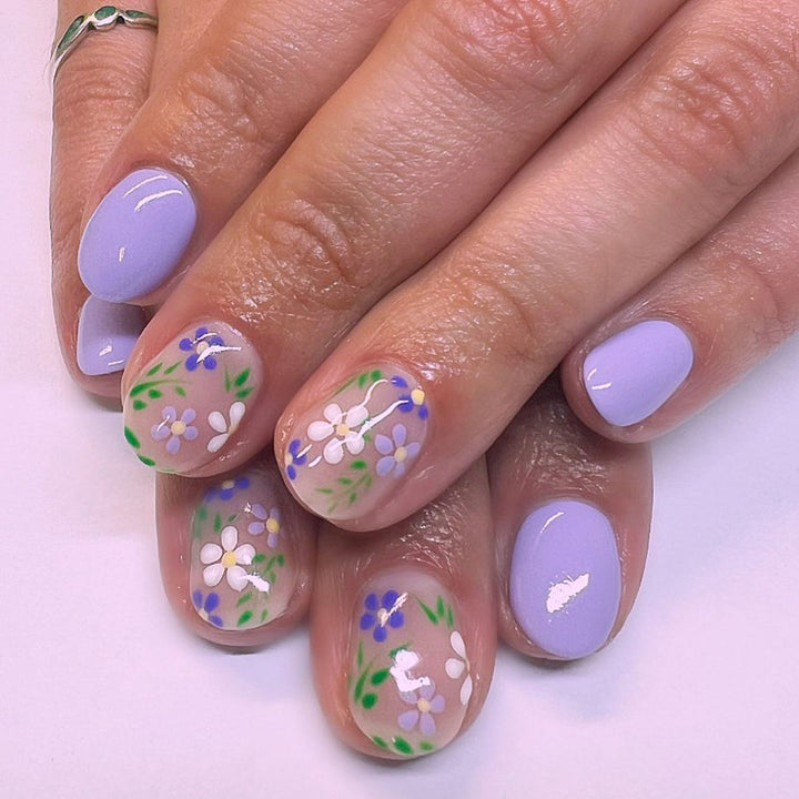 Florale Press-On Nagelkunst