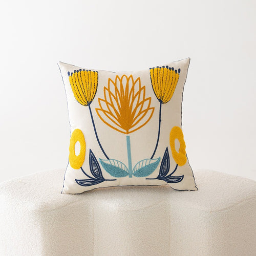 Blumengesticktes Kissen