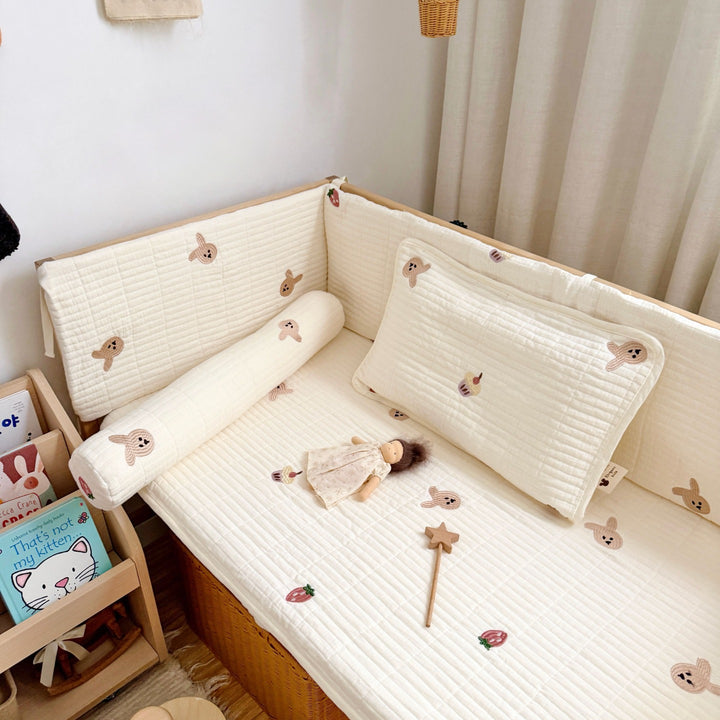 Gepolstertes Kinderbett-Polster und Matratzenauflage-Set mit bestickten Meereslebewesen