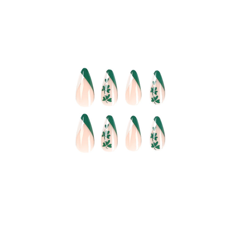 Kunstvolle Stiletto-Nägel mit Kleeblatt-Design Karnz