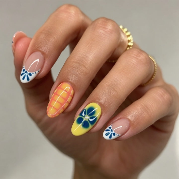 Kunstnägel mit Bunten Floralen Akzenten Karnz
