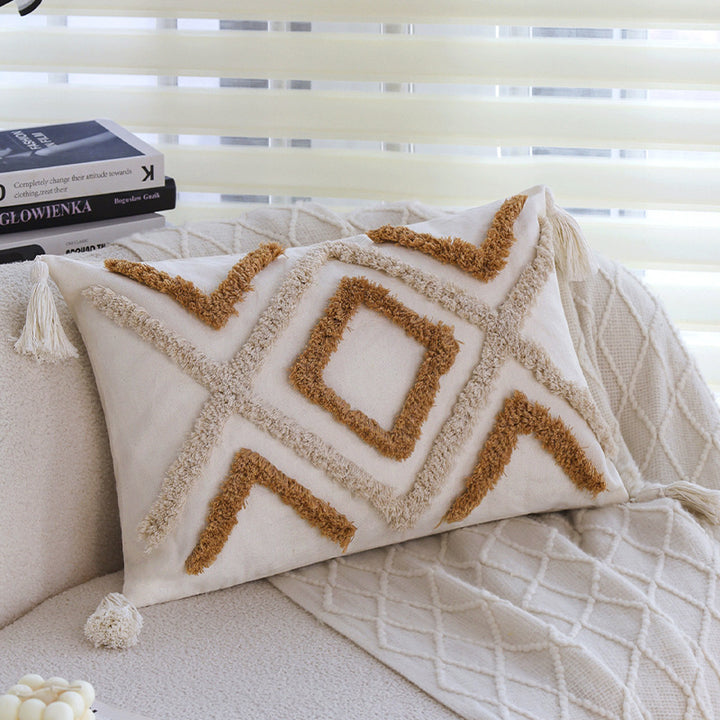 Zierkissen mit feinem Textil und geometrischem Muster