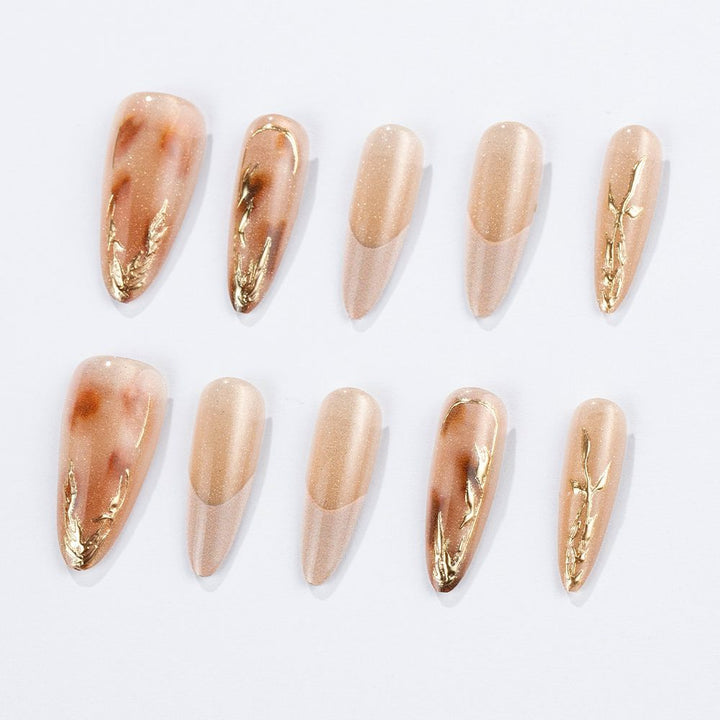 Elegante Stiletto Press-On Nagelset mit goldenen Akzenten Karnz