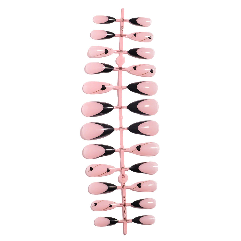 Elegantes Herz-akzentuierendes Press-On-Nagelset Karnz