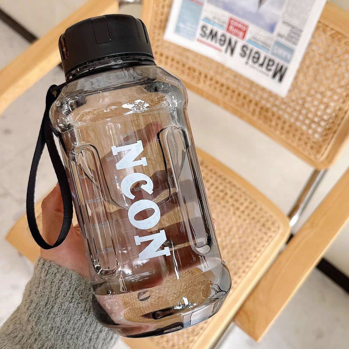 Damen Transparente Trinkflasche mit praktischem Tragegriff Karnz