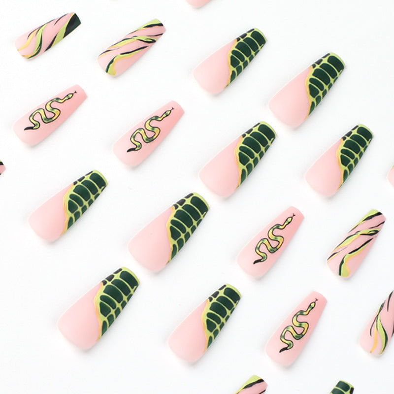 Kunstvolle Nagelverlängerungen mit Serpentinen-Design Karnz