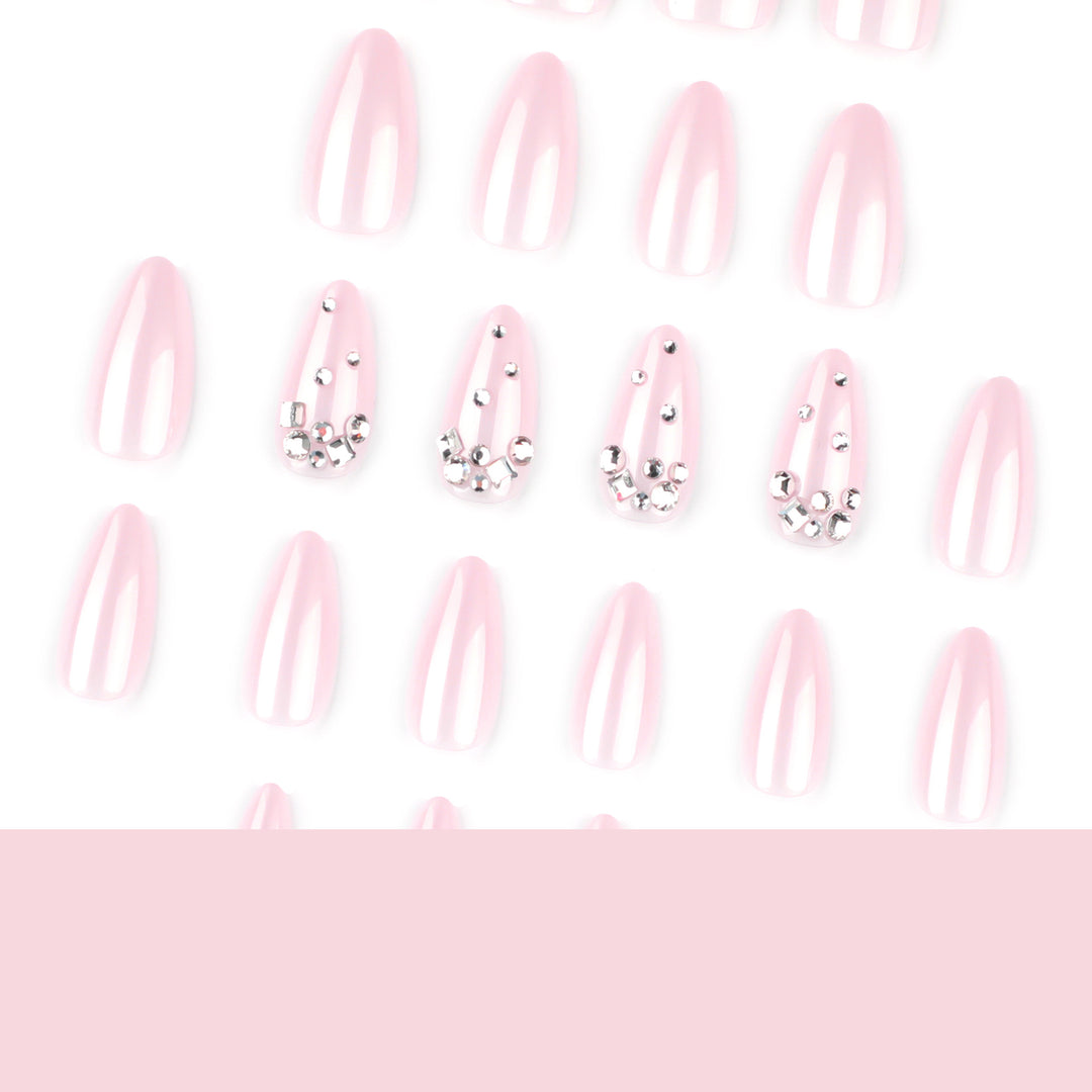 Kunstvolle Nailart mit zarten Glitzerakzenten und elegantem French-Tip Karnz