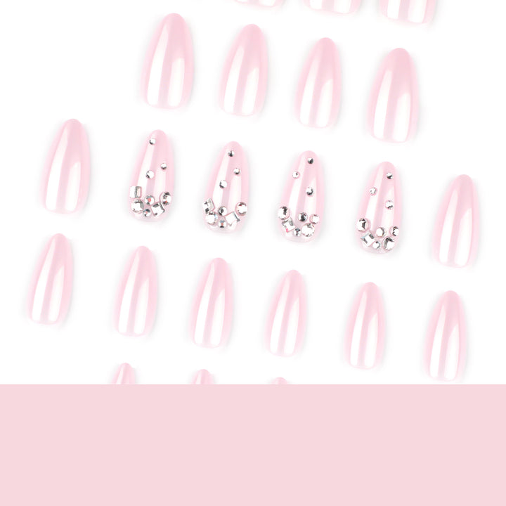 Kunstvolle Nailart mit zarten Glitzerakzenten und elegantem French-Tip Karnz