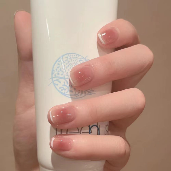 Elegante und natürliche Nagelkunst Karnz