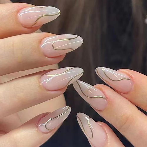 Künstlerische Stiletto Press-On Nägel mit eleganten goldenen Akzenten Karnz