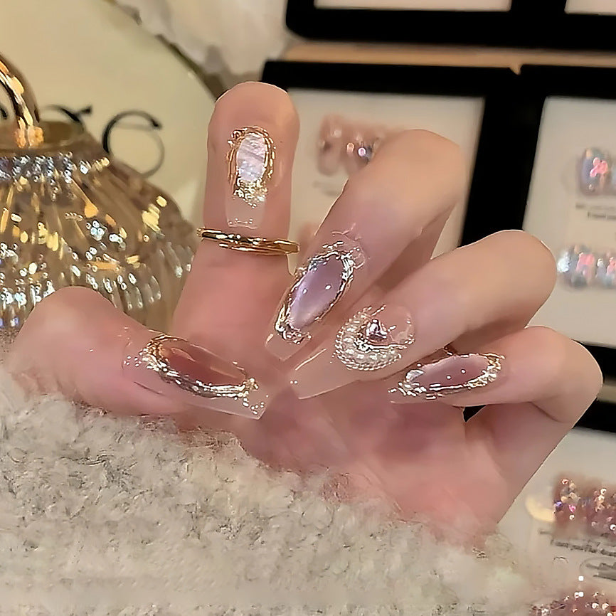Künstlerisches Press-On-Nageldesign mit eleganten metallischen Akzenten