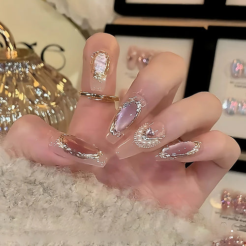 Künstlerisches Press-On-Nageldesign mit eleganten metallischen Akzenten