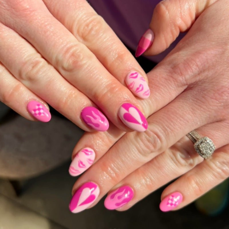 Künstlerisches Press-On Nagelset mit Herz- und Flammenmotiv Karnz