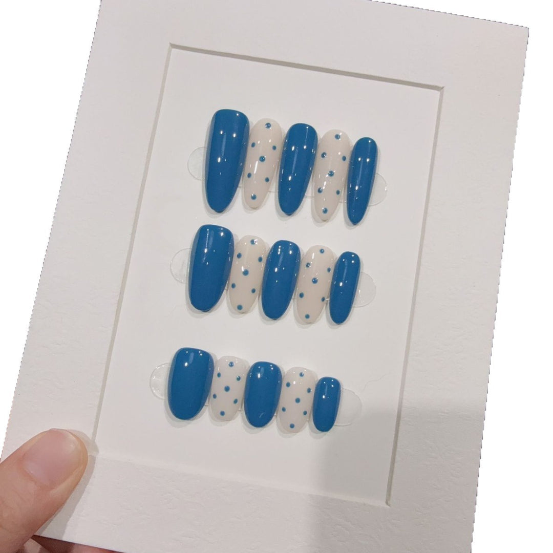 Dekoratives Press-On-Nagelset mit künstlerischem Design Karnz