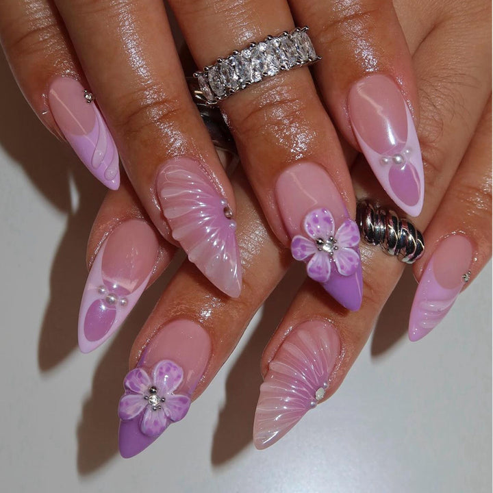 Künstlerische Stiletto Press-On Nagelkunst mit floralen und Edelstein-Akzenten Karnz