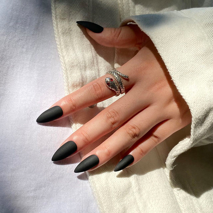Künstliche Nagelverlängerungen im modernen Design Karnz