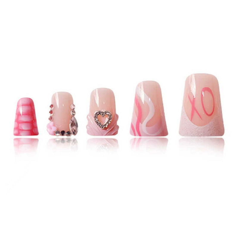 Dekoratives Press-On-Nageldesign mit Herz- und Edelsteinakzenten Karnz