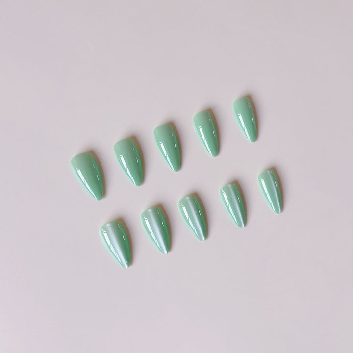 Kunstnagelset mit funkelndem Glitzer und elegantem Design Karnz