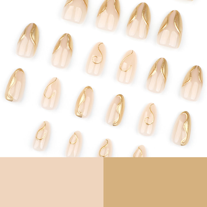 Kunstvolle Stiletto-Nägel mit eleganten Goldakzenten Karnz