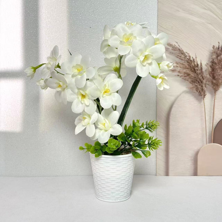 Künstliche Orchideenpflanzenanordnung für die Innendekoration zuhause