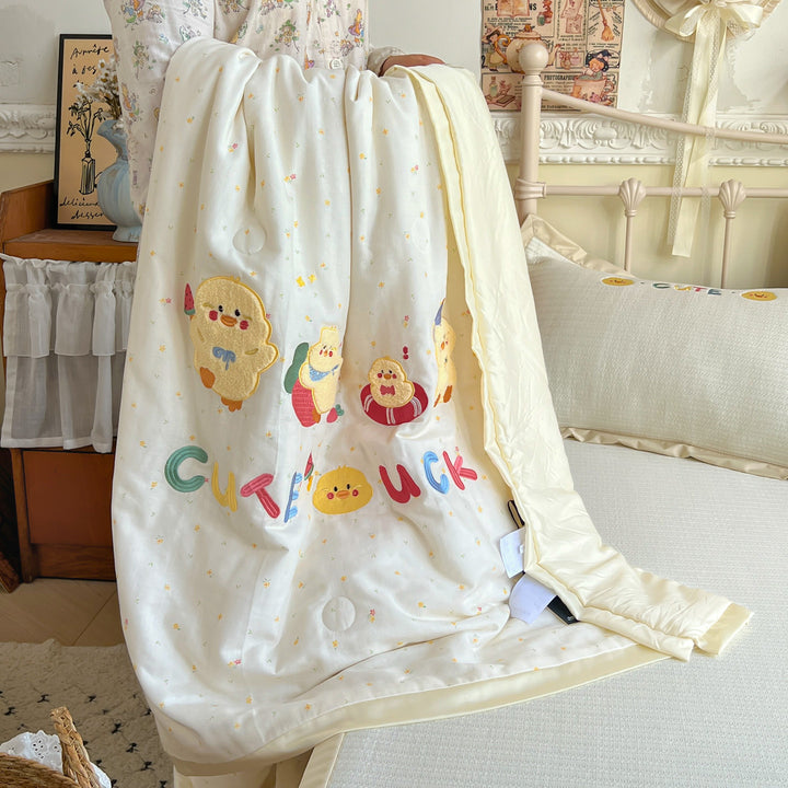 Wendbare Kinder-Steppdecke mit bestickten Kükenmotiven