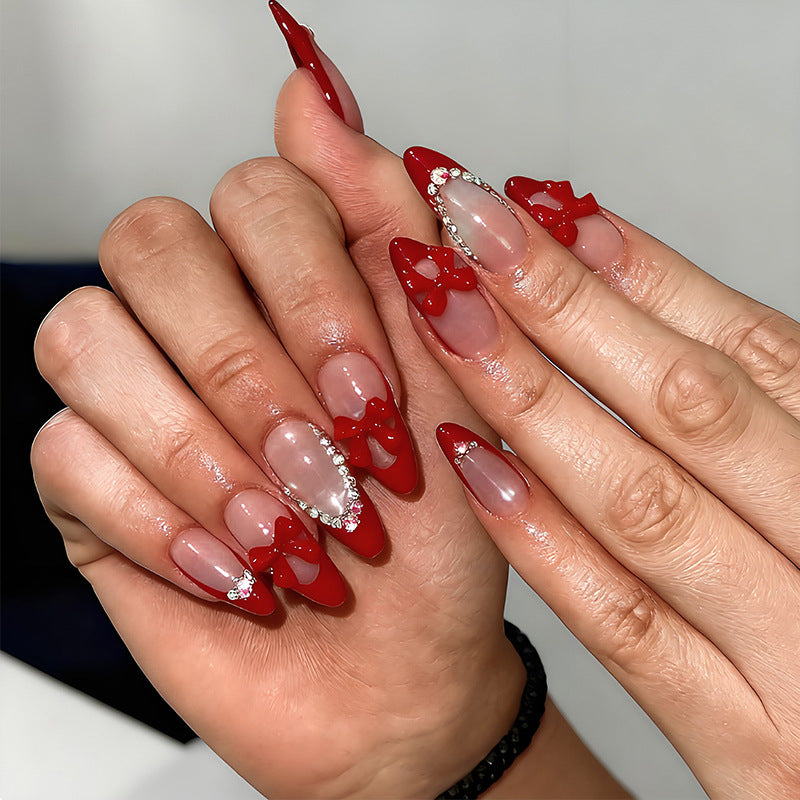 Kunstnagelset mit stylischen Akzenten und dekorativen Details Karnz