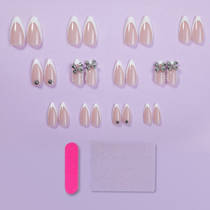 Kunstnagelset mit eleganten French-Spitzen und Dekorationsakzenten Karnz