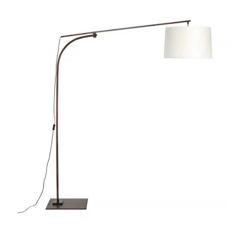Verstellbare Bogenfußlampe mit elegantem Schirm