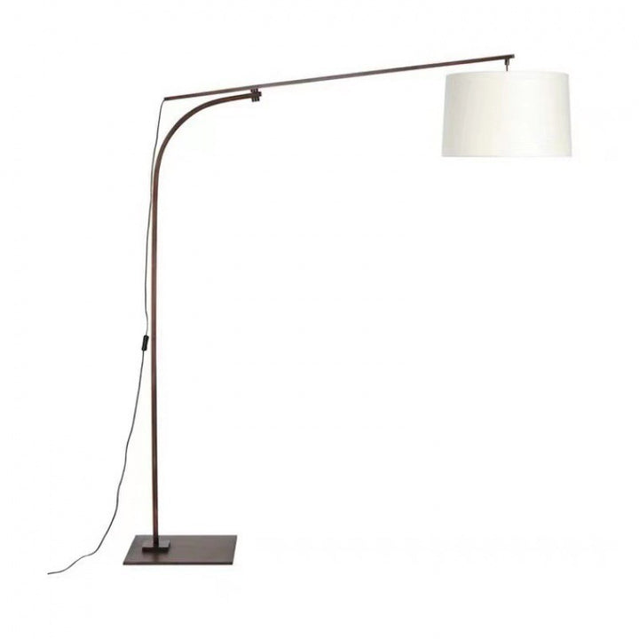 Verstellbare Bogenfußlampe mit elegantem Schirm