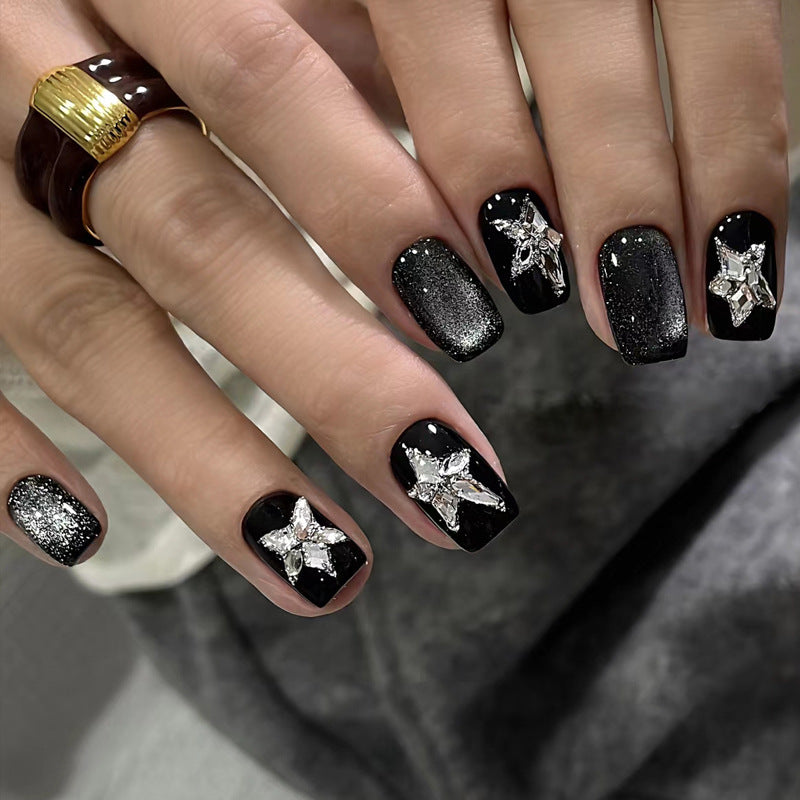 Glamouröses Press-On Nagelkunst-Set mit stylishen Edelstein-Akzenten Karnz