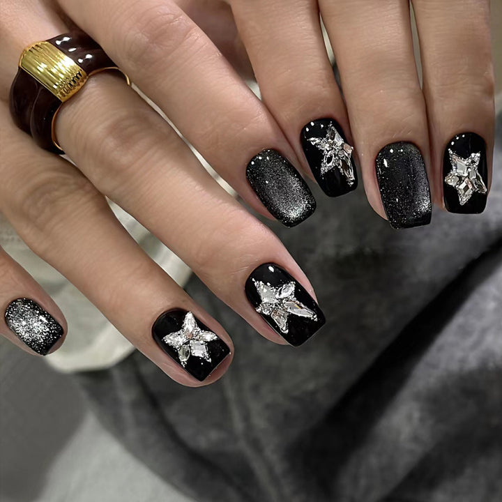 Glamouröses Press-On Nagelkunst-Set mit stylishen Edelstein-Akzenten Karnz