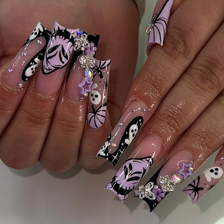 Kunstfingernägel mit Kreativem Halloween-Motiv und Glitzerakzenten Karnz