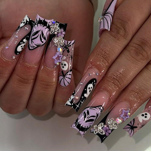 Kunstfingernägel mit Kreativem Halloween-Motiv und Glitzerakzenten Karnz