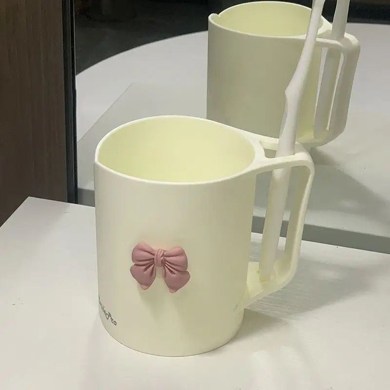 Keramiktasse mit Elegantem Schleifenmotiv Karnz