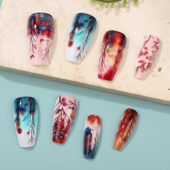 Kreative Kunstnägel mit floralen und künstlerischen Mustern Karnz