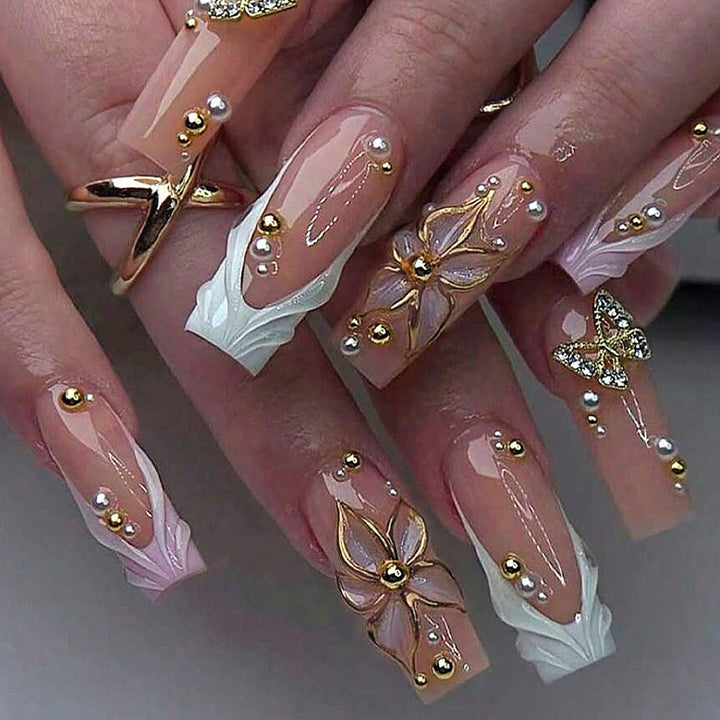 Dekorativer Press-On Nagelset mit floralen Designs Karnz