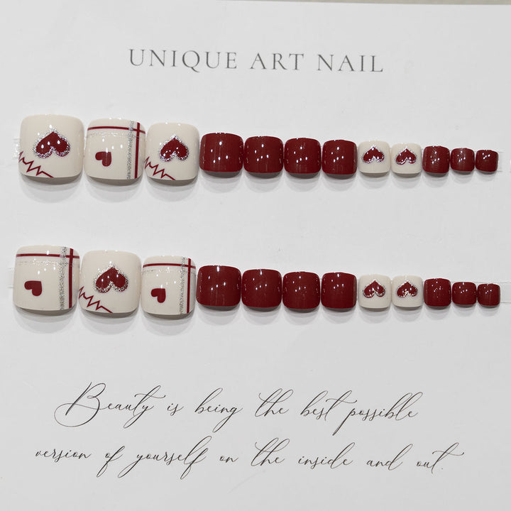 Kreatives Herzdesign Pediküre Nagelkunst
