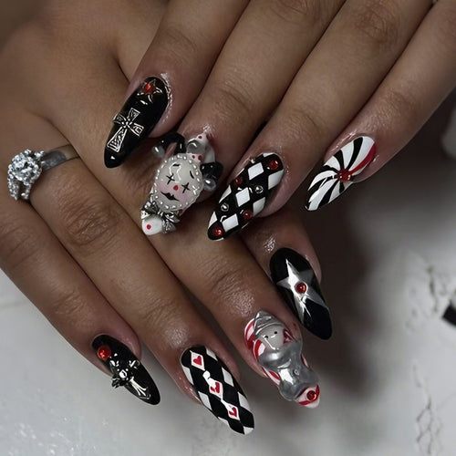 Kunstnagelset mit kreativen Halloween-Motiven und eleganten Akzenten Karnz