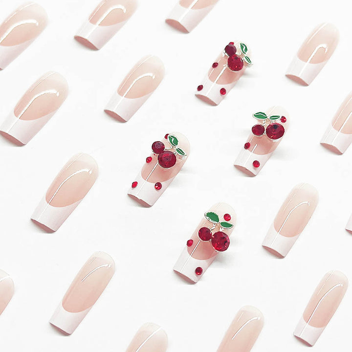 Kunstnagelset mit chicen Kirschmotiven und eleganter French-Spitze Karnz