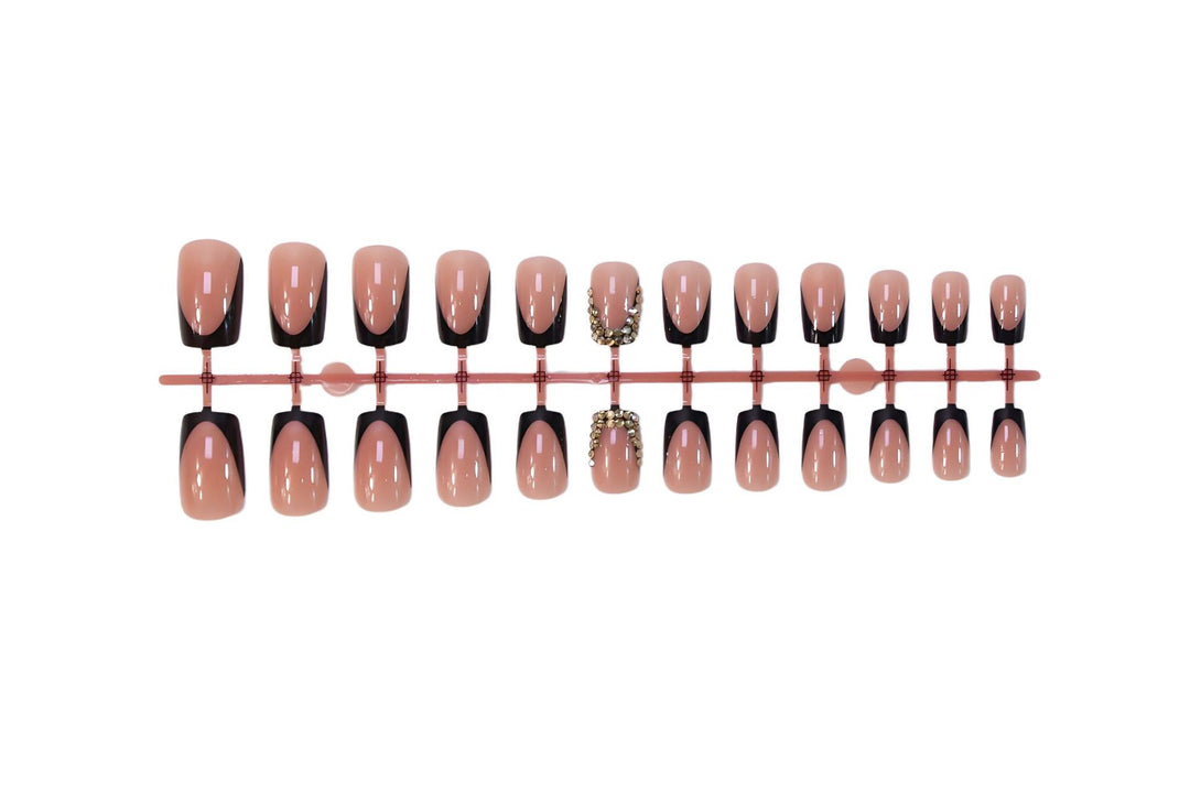 Kunstnagelset mit elegantem französischem Design und glamourösen Akzenten Karnz
