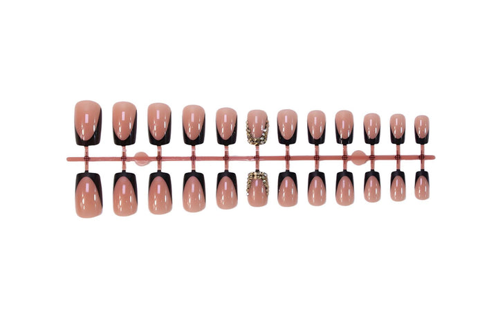 Kunstnagelset mit elegantem französischem Design und glamourösen Akzenten Karnz