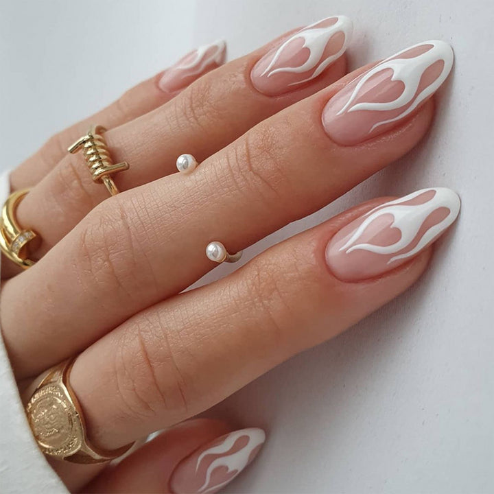 Kunstvolle Stiletto-Nägel mit herzförmigen Akzenten Karnz