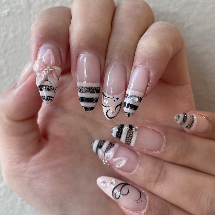 Kunstvolle Nagelverlängerungen mit Eleganten 3D Verzierungen Karnz