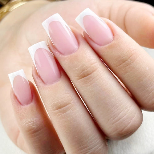 Elegante Nagelverlängerungen mit französischem Design Karnz
