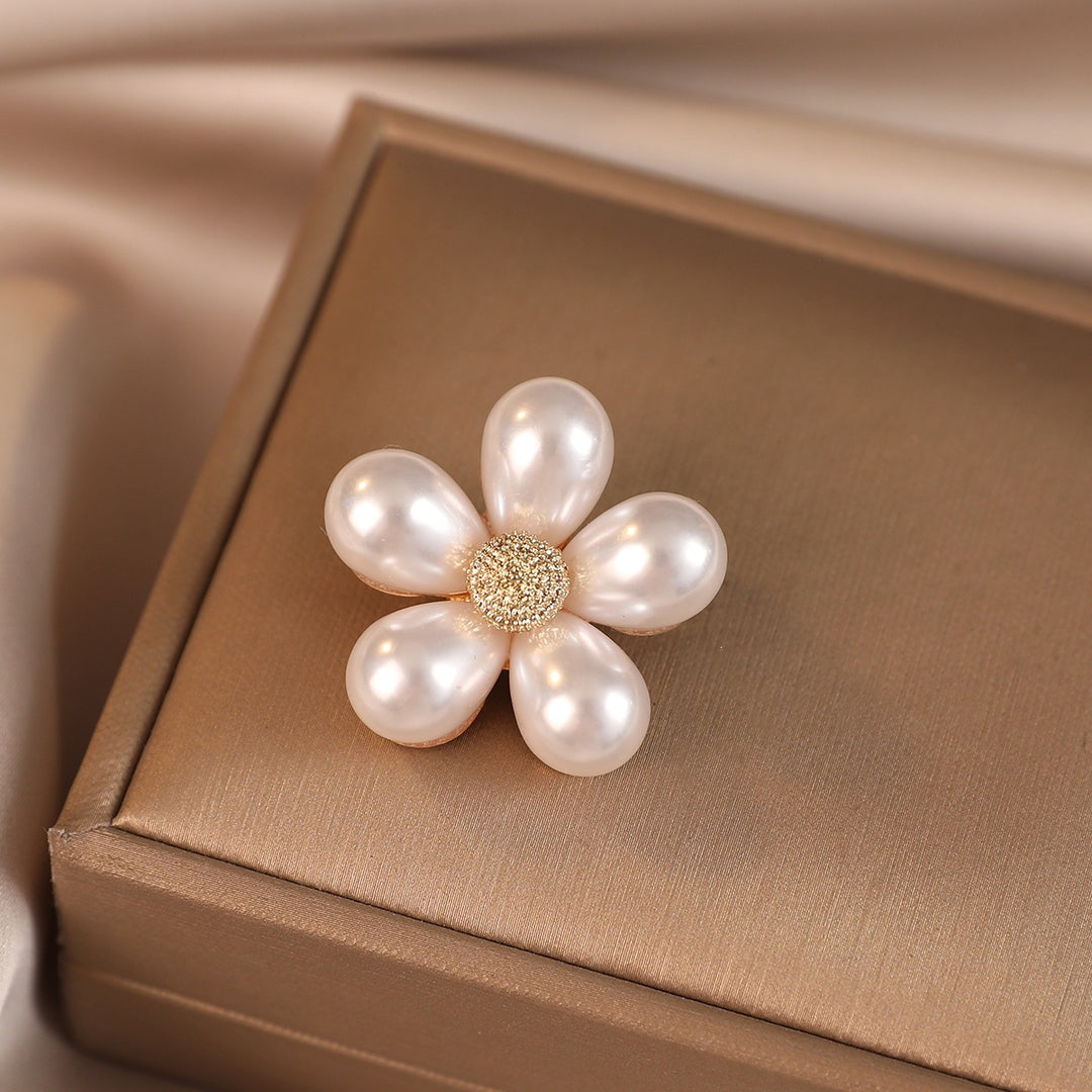 Elegante Blütenbrosche mit Perlenakzenten Karnz