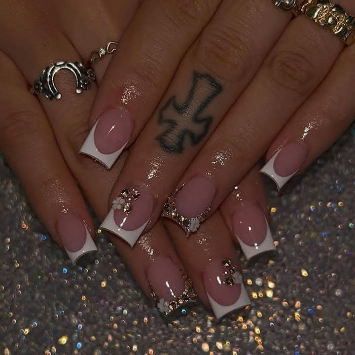 Kunstnagelset mit luxuriösen 3D-Verzierungen und eleganten French-Spitzen Karnz