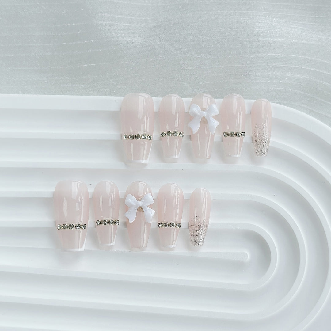 Elegantes Press-On Nagelkunst-Set mit Schleife und Strass-Akzenten